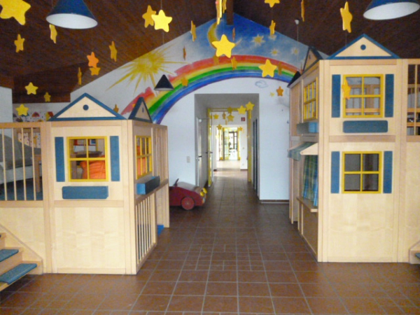 Herzlich Willkommen im Kindergarten "Unter´m Regenbogen". Die Eingangshalle mit den großen Spielpodesten wird von den Kindern täglich als Spielraum genutzt.