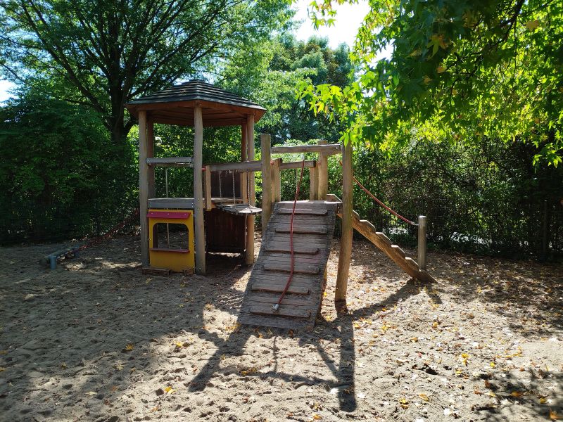 Auf dem Außengelände befindet sich ein Klettergerüst mit Hängebrücke