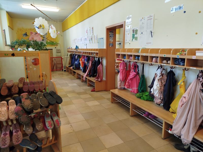Der Flurbereich der Kita mit Garderobe und Sitzbänken