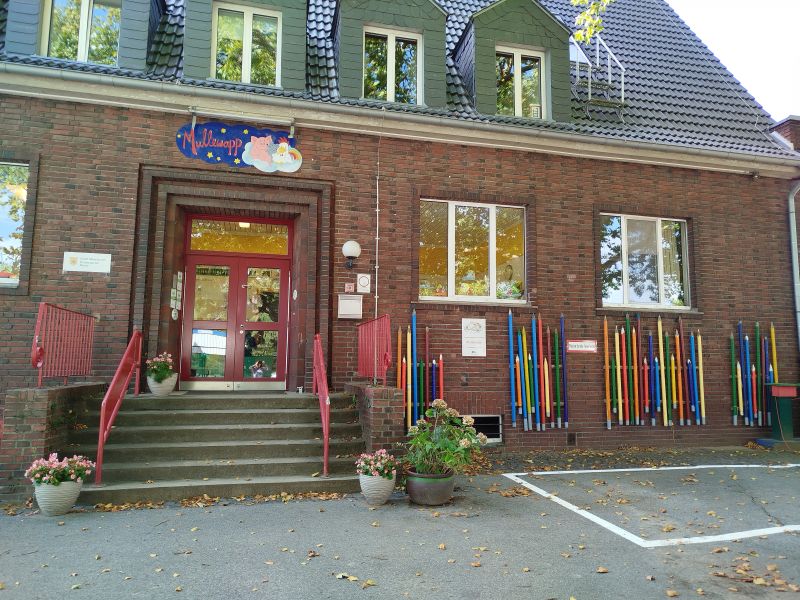 Der Eingangsbereich der Kita Mullewapp mit Treppe
