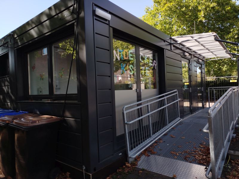 Die neu aufgestellte Containeranlage auf dem Hof mit Ausweichsraum und sanitären Anlagen